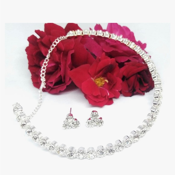 American Diamond luxurious and stylish stone necklace set with matching earrings - Picture 5 of 8